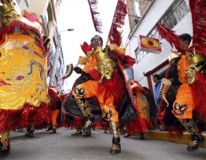 Una fiesta de gran expresión dancística y musical organizada por la Federación Regional de Folklore y Cultura de Puno, que convoca la presencia de más de 150 conjuntos, entre “danzas nativas” que proceden de las comunidades y parcialidades de Puno