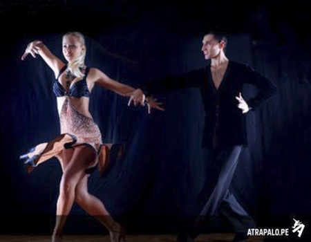 los latinoamericanos sabemos bailar salsa